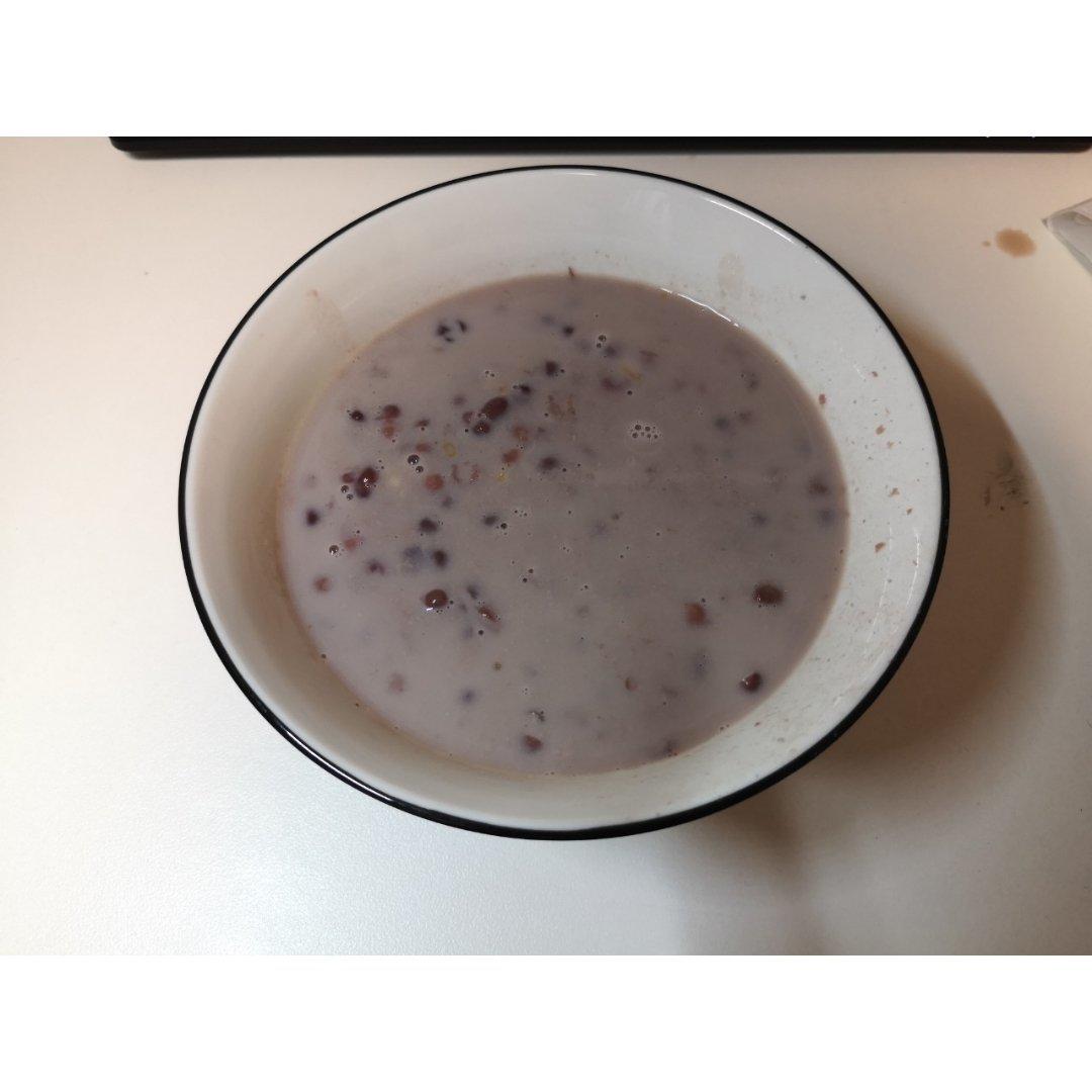 红枣红豆薏仁牛奶粥