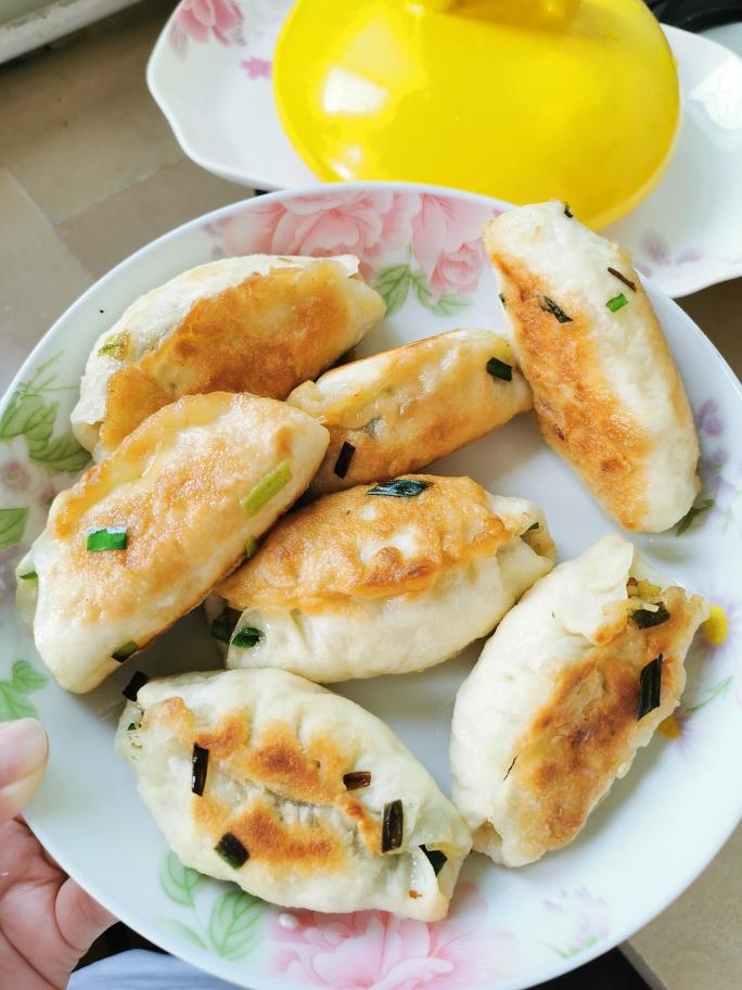 韭菜鸡蛋粉条煎包的做法