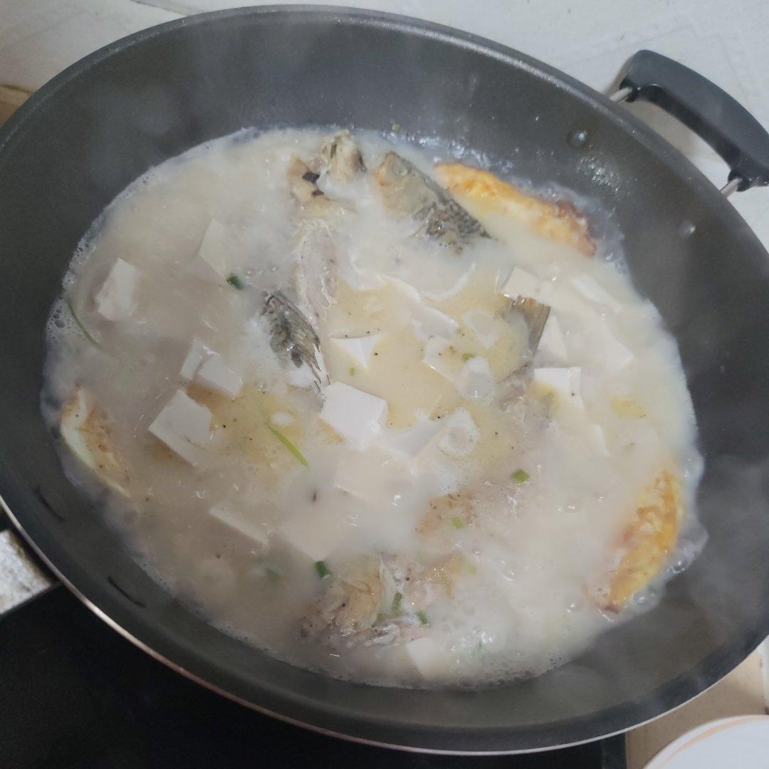 鲫鱼豆腐汤