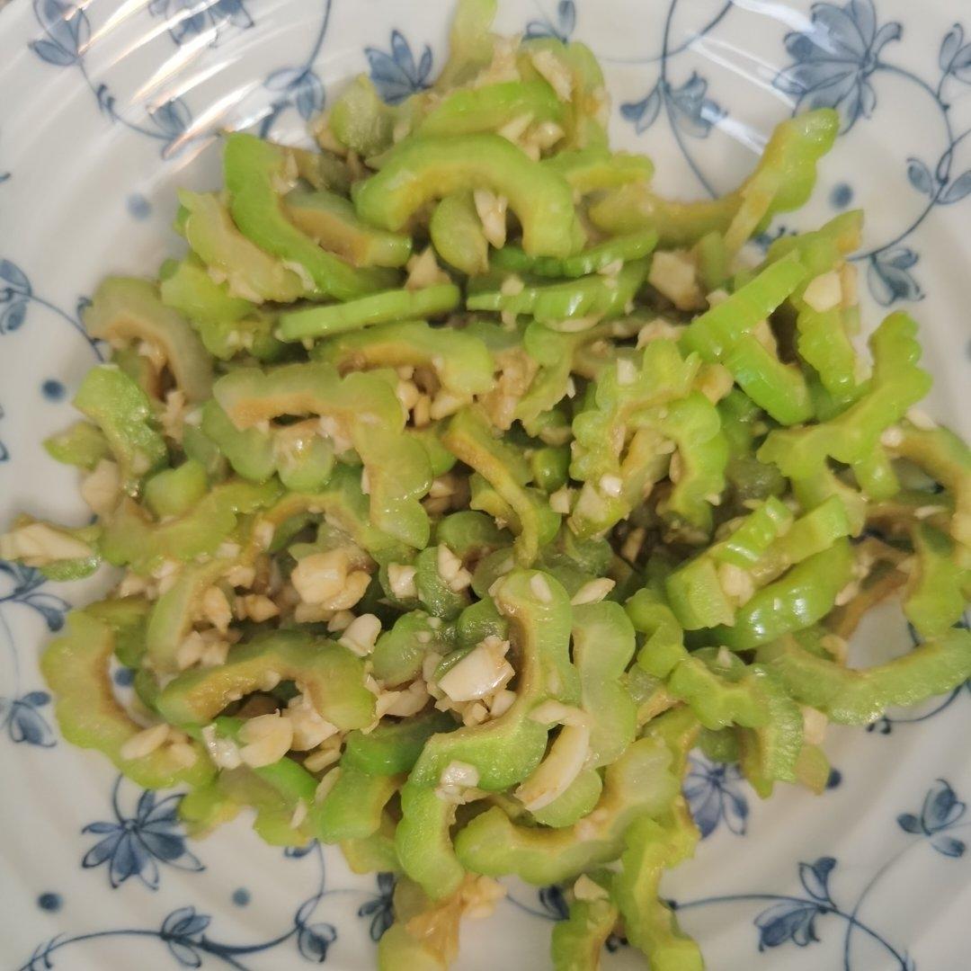 凉拌苦瓜(色碧、味脆)