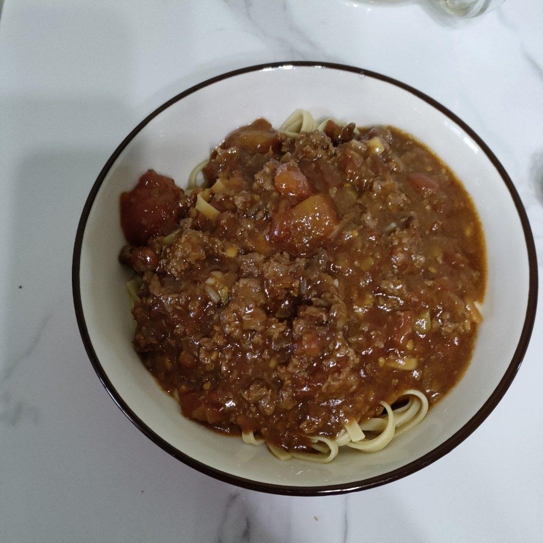 一碗根本不够的番茄肉酱面