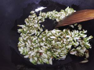 槐花炒蛋 淡淡的清香 这个季节的小菜的做法 步骤3