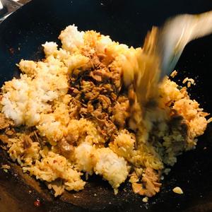 涮羊肉片的华丽转身——孜然羊肉什锦炒饭的做法 步骤5