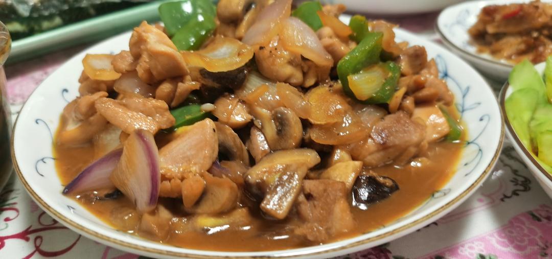 鸡腿肉炒蘑菇