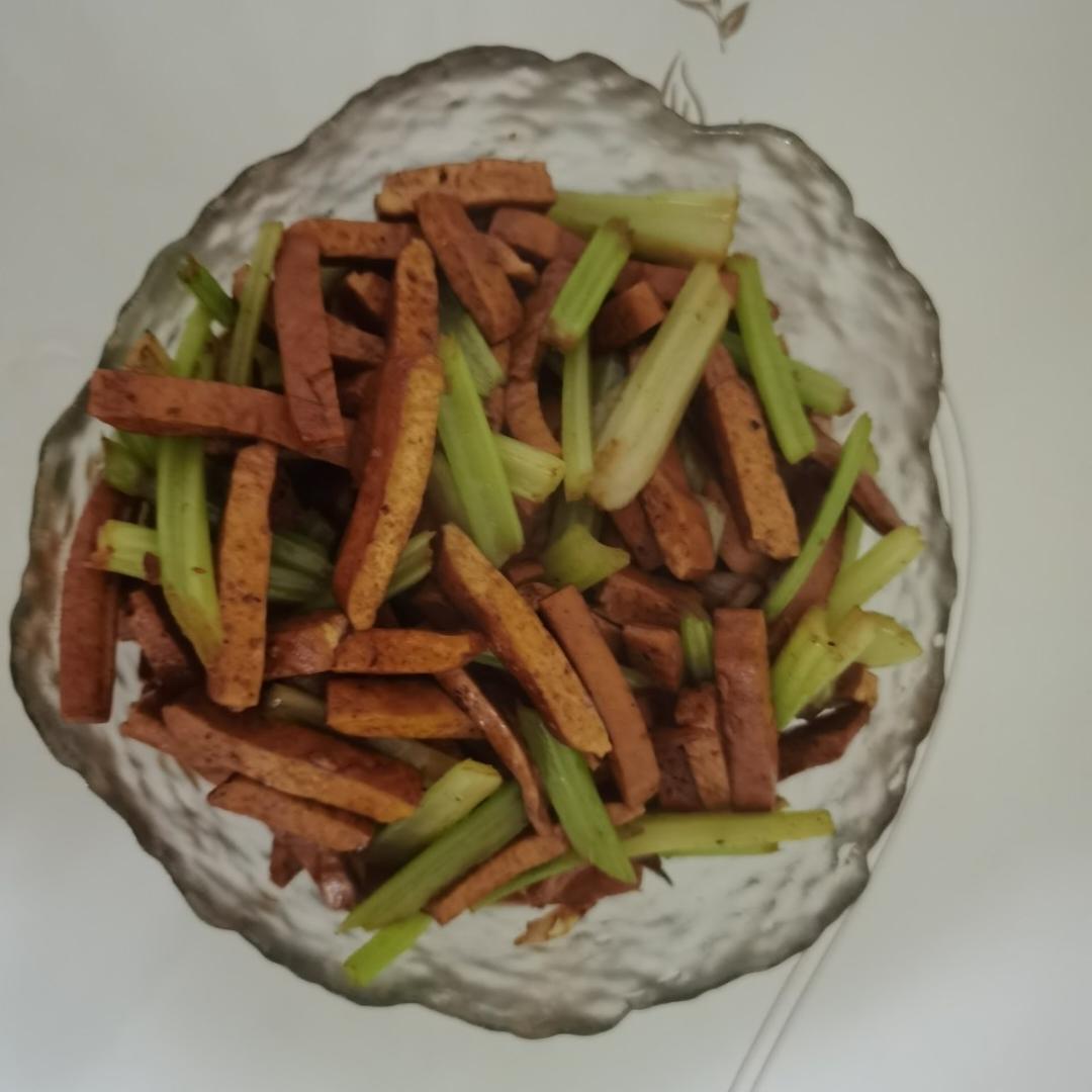 午餐晚餐简单快手下饭菜芹菜炒香干