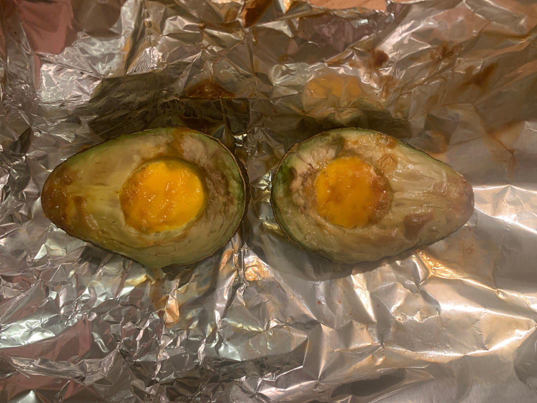 牛油果烤鸡蛋