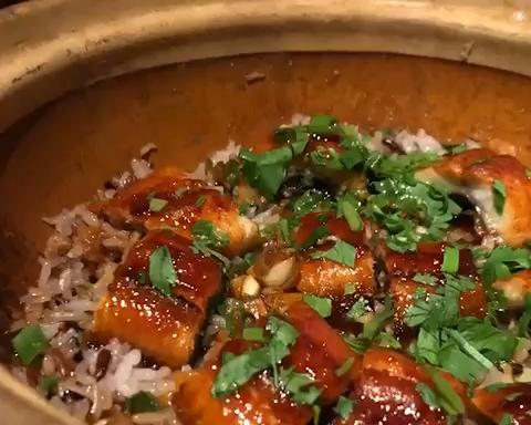 鳗鱼煲仔饭的做法