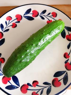 适合减肥人士吃的家庭版黄瓜凉菜 清爽可口的做法 步骤1