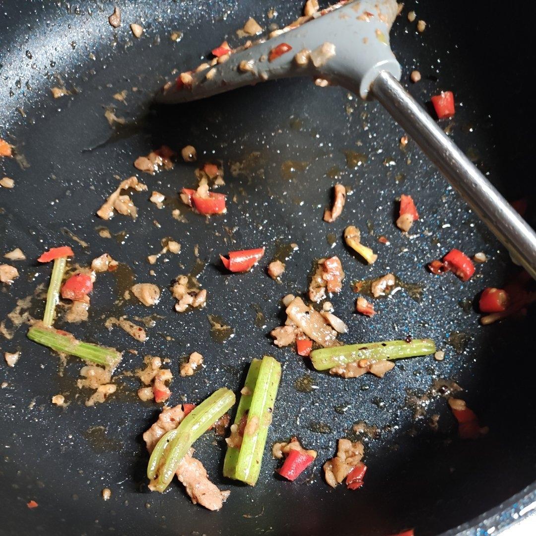 下饭神器又来了，试试这道芹菜炒牛肉！！