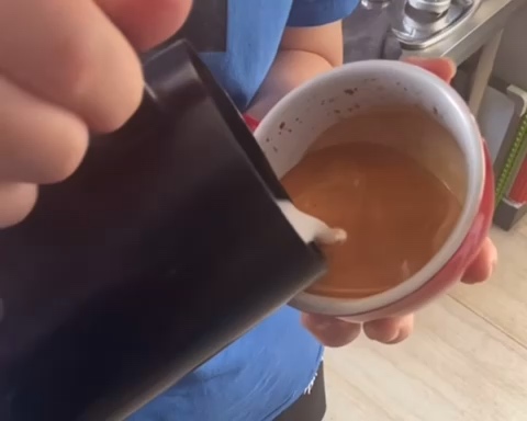 【视频】咖啡拉花日常的做法 步骤9