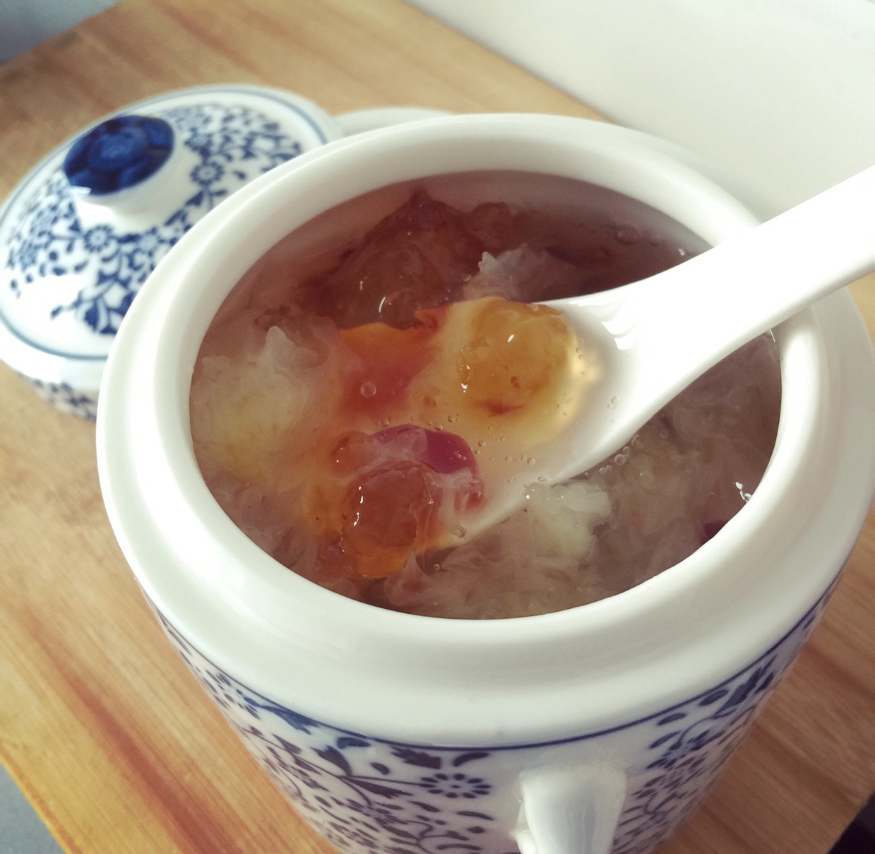 桃胶皂角米炖银耳