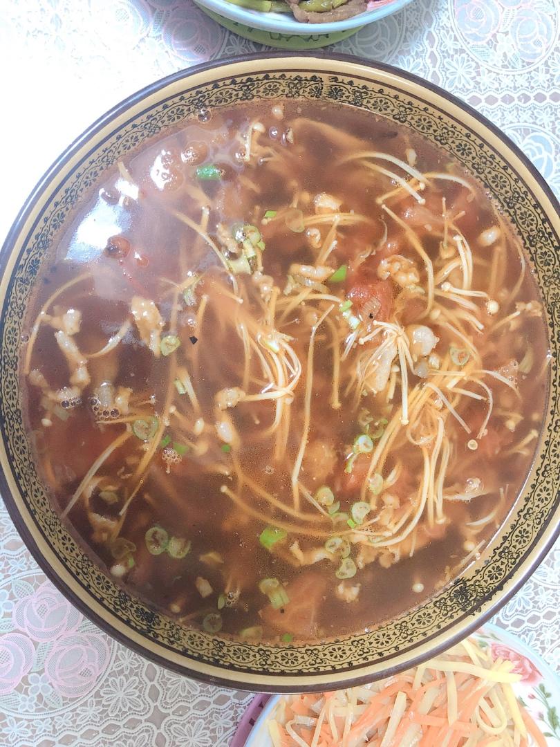 番茄金针菇肥牛锅 鲜到眉毛掉