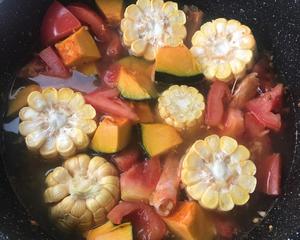 番茄南瓜炖玉米鲜虾浓汤#秋季保胃战#的做法 步骤4