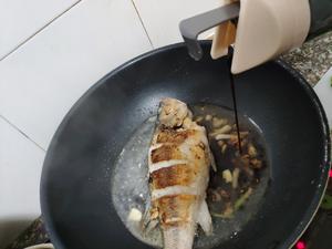 懒人版～香煎焖鲈鱼的做法 步骤7