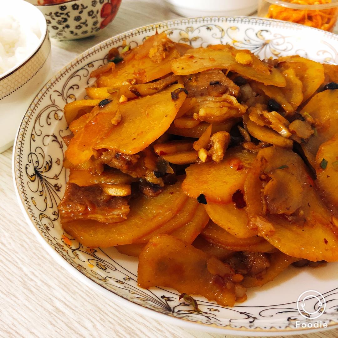 五花肉干煸土豆片
