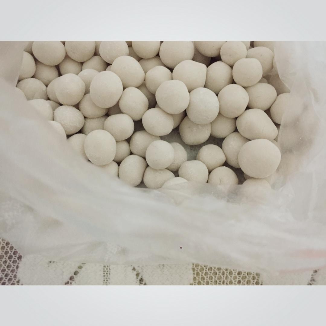 如何快速搓小汤圆且汤圆堆放在一起相互之间不粘连？