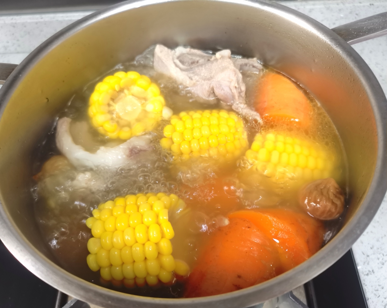 广东省省汤～玉米胡萝卜猪骨汤的做法