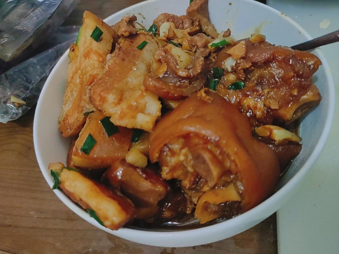 美味的家常菜：红烧猪蹄