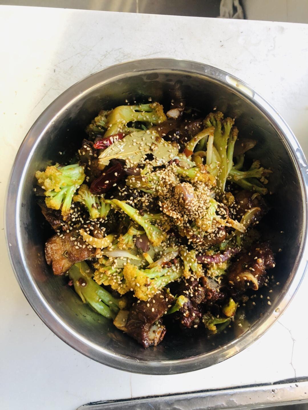 好吃到爆的干锅花菜排骨的做法