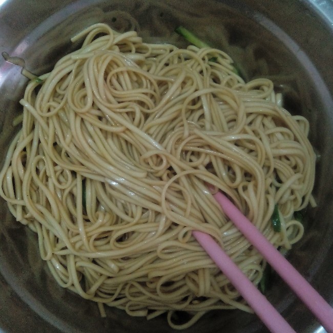 葱爆面—就是汪涵在天天向上里面做的那个啦