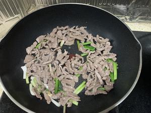 葱油烧肉炒面（如何烹饪爱出水的牛肉？）的做法 步骤5