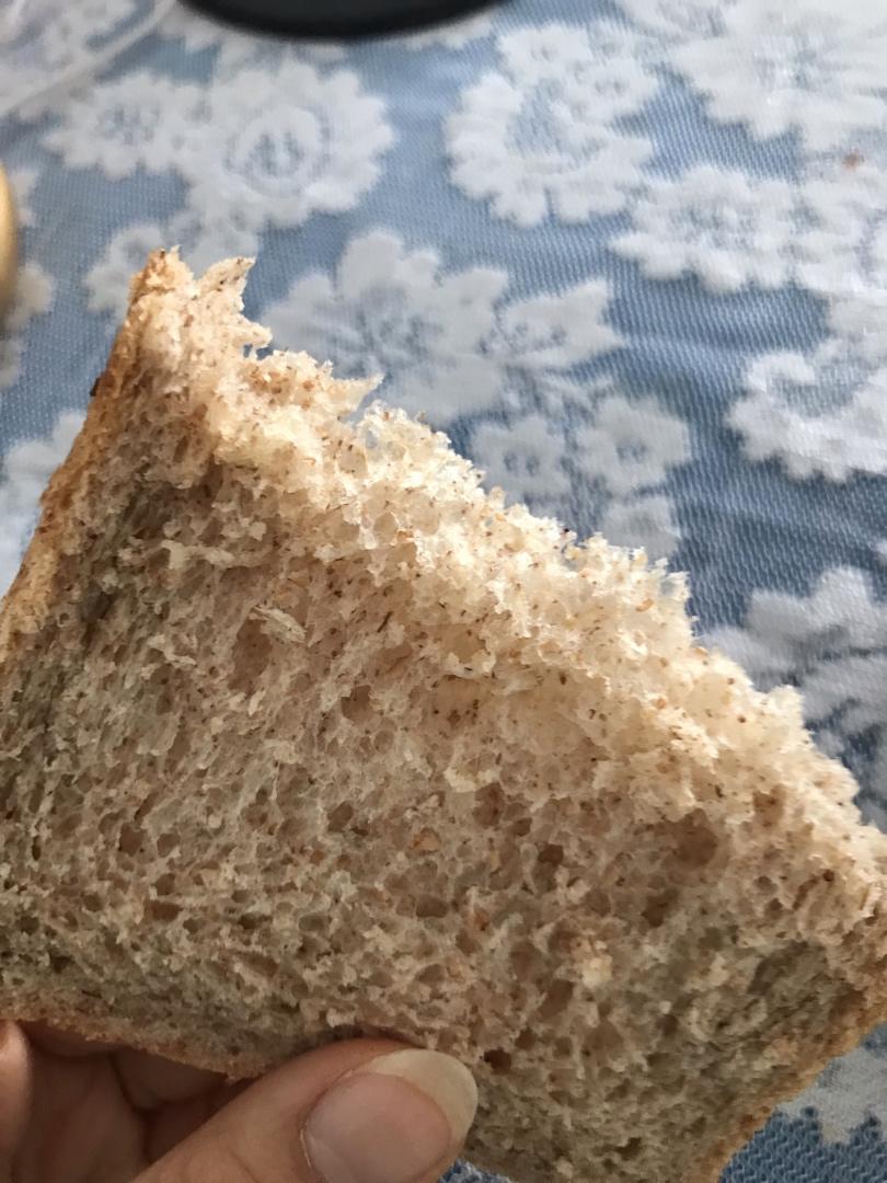 口感还不错的黑麦吐司（黑麦比例高）