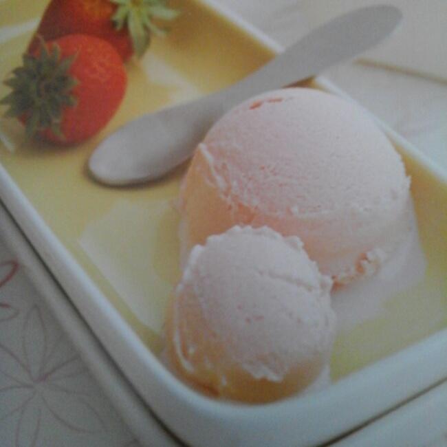 好吃简单的草莓冰激凌的做法