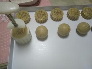 广式莲蓉蛋黄月饼的做法 步骤13