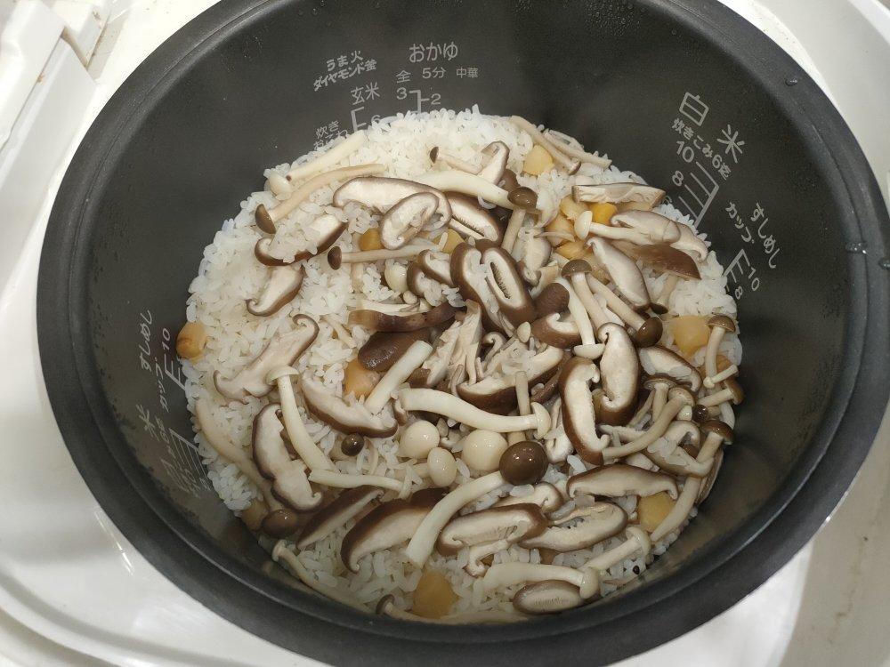 小朋友爱吃的香菇海鲜饭