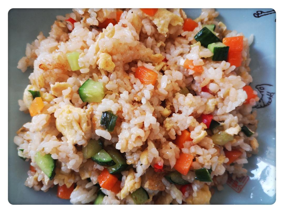 胡萝卜黄瓜鸡蛋炒饭