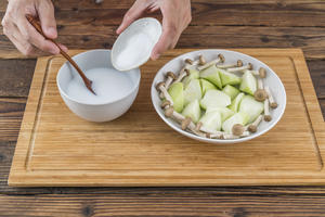 椰浆蟹味菇烩丝瓜的做法 步骤2