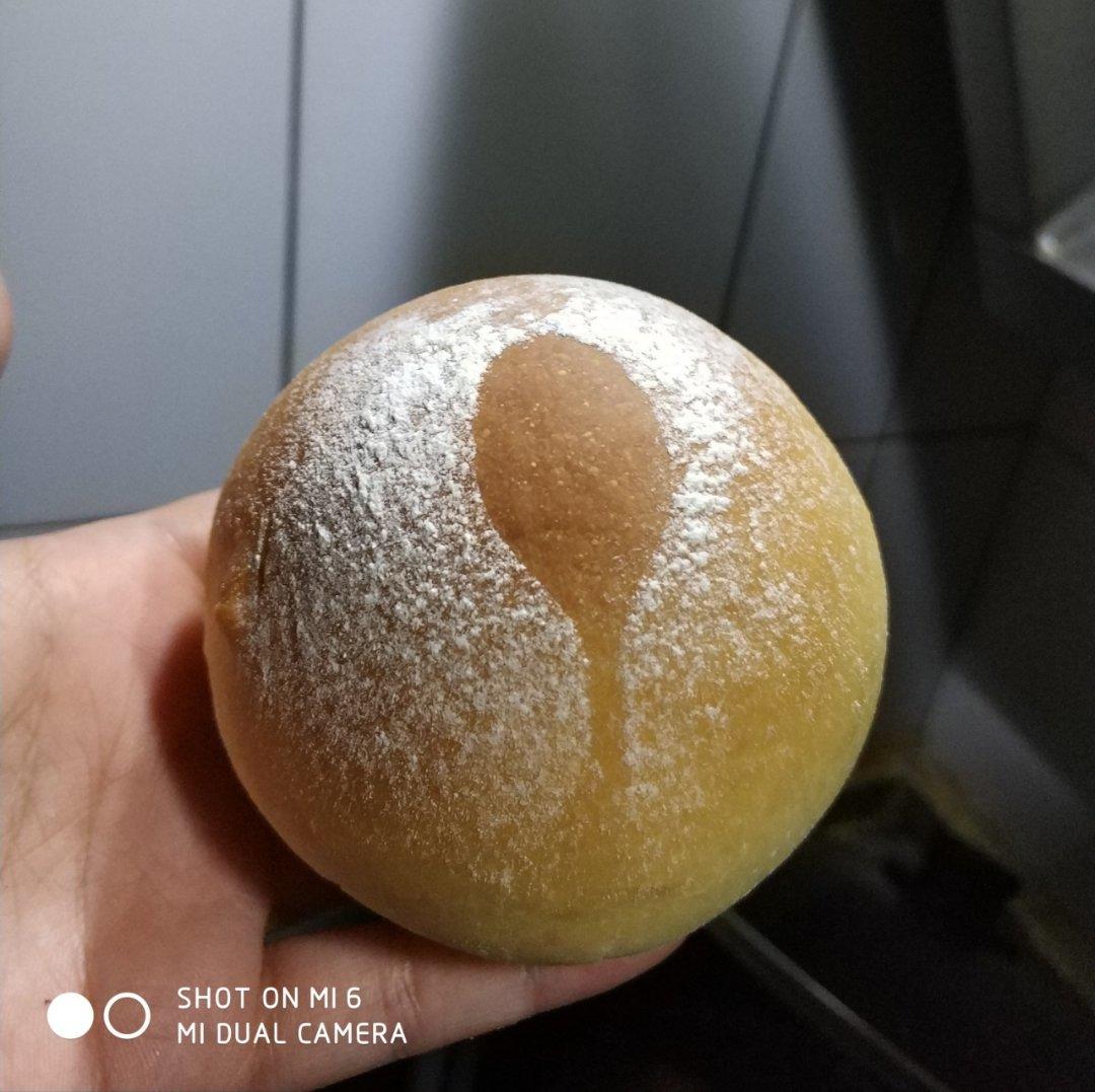 沙拉肉松咸蛋黄面包