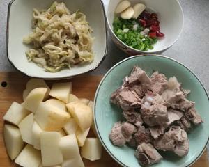 酸菜土豆焖排骨的做法 步骤1