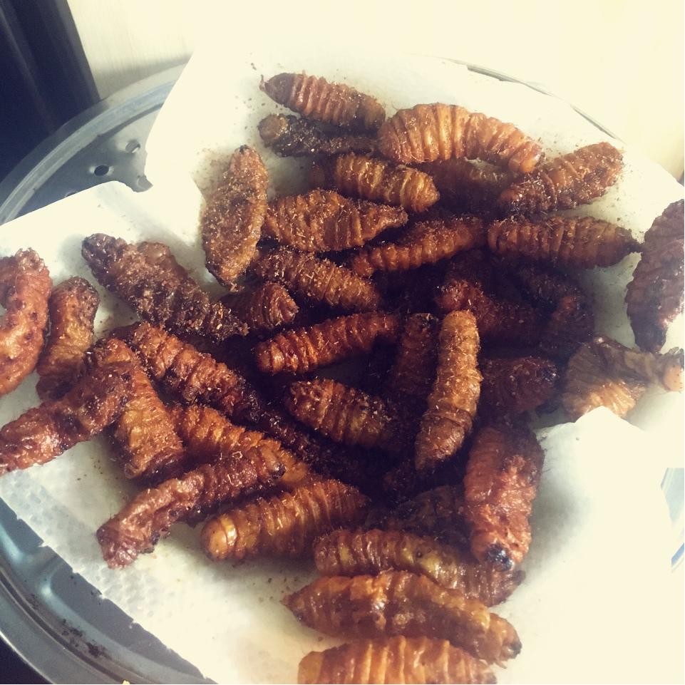 用料超少炸青虫(青茧蛹)的做法