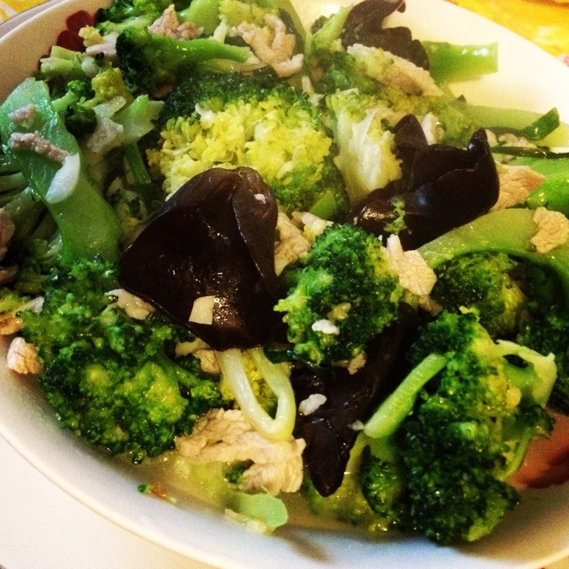 蒜蓉西兰花炒黑木耳