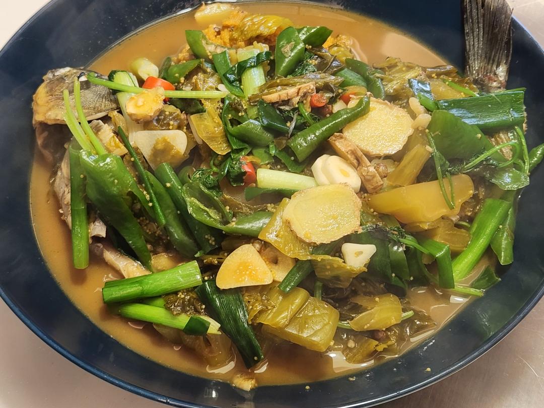 厨师长教你：“葱香鲫鱼”的家常做法，味道鲜美，先收藏起来