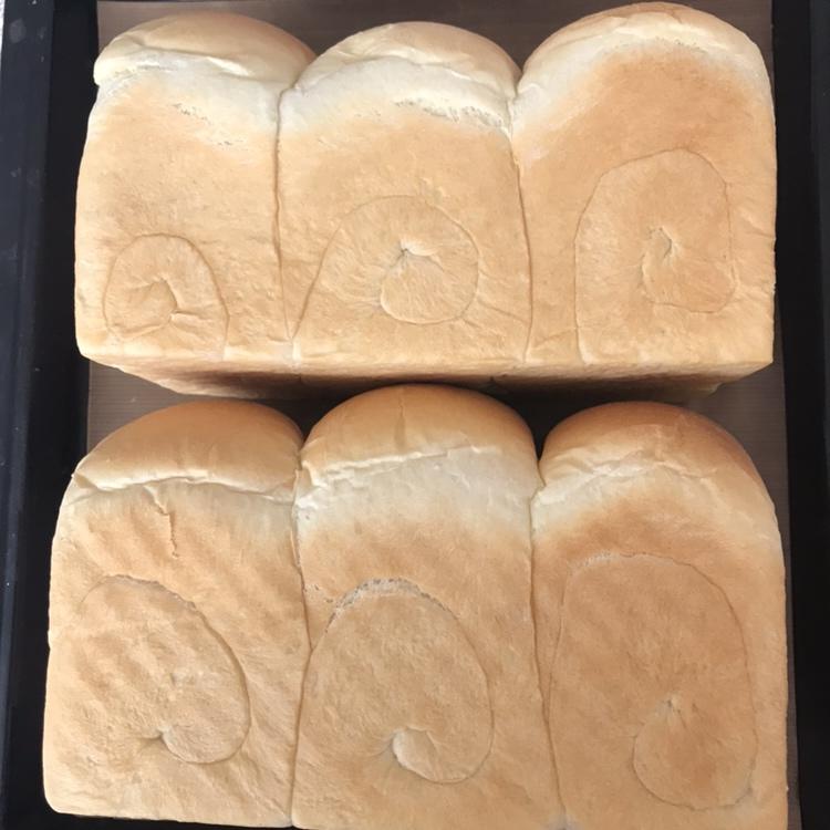 两条超级软的甜甜吐司