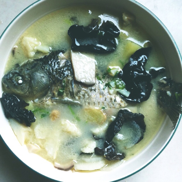 鲜菌奶白鲫鱼汤