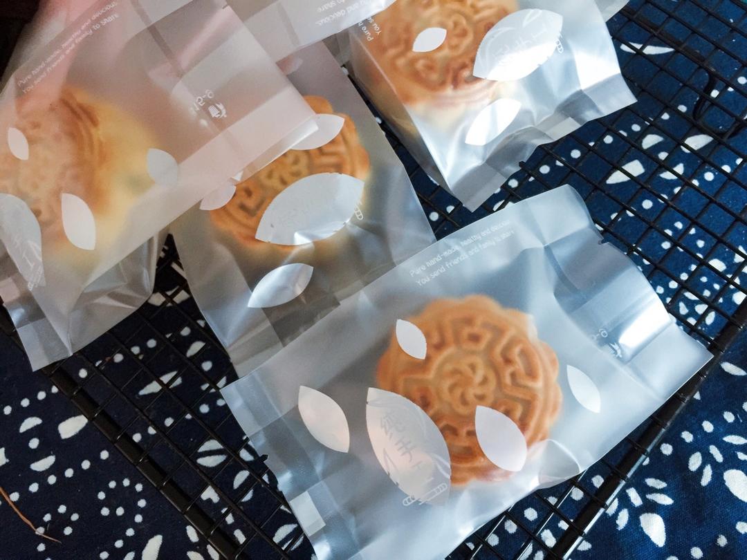 广式月饼—蛋黄莲蓉月饼
