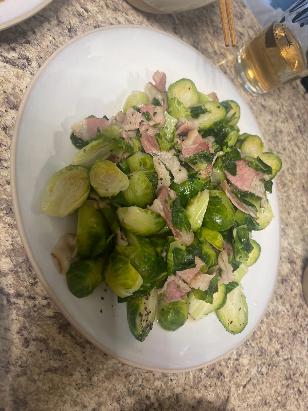 适合闺蜜聚会的小菜：黄油风味培根炒孢子甘蓝