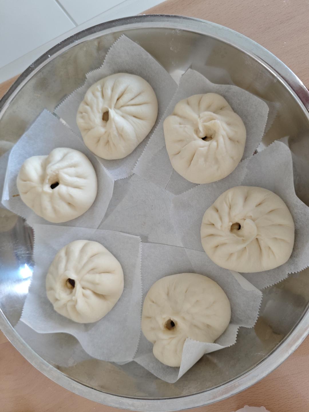 云朵般松软爆浆蜜汁叉烧包