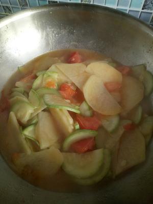 西葫芦炒土豆片西红柿的做法 步骤5