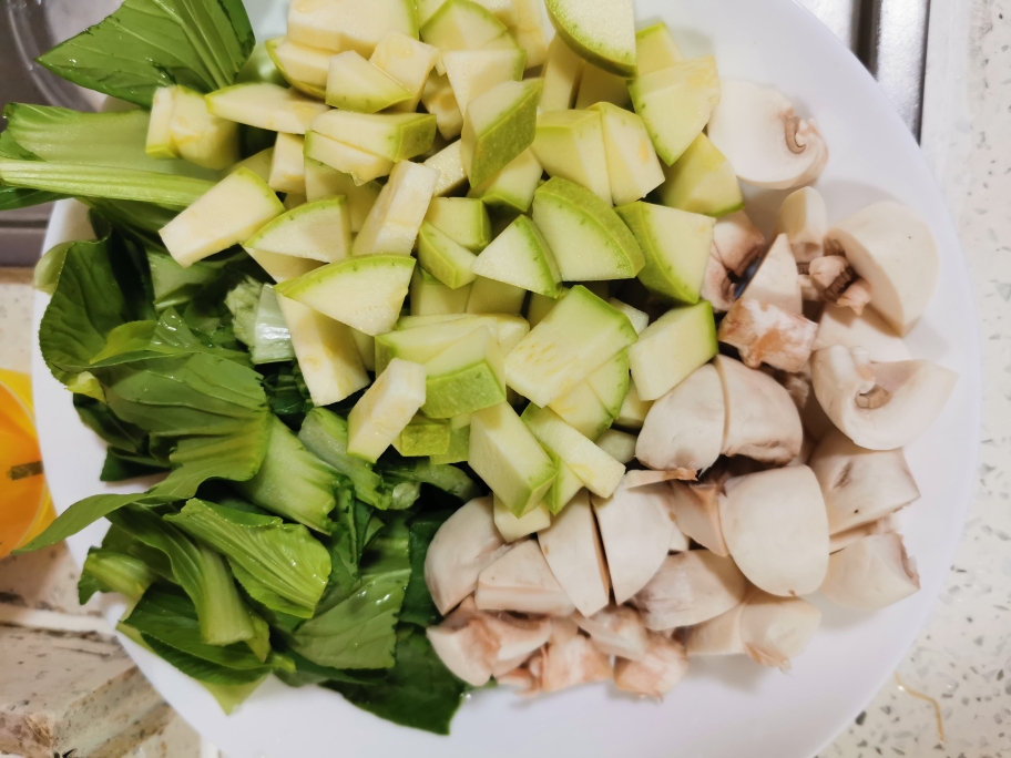 油菜豆腐虾仁西红柿西葫芦白菇汤🥘的做法 步骤1