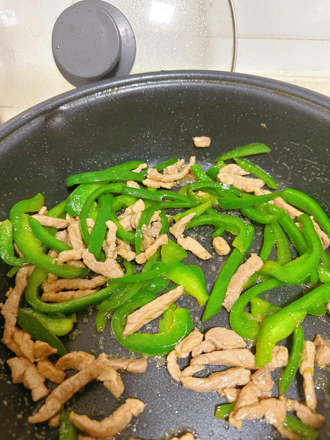 经典的家常菜，青椒炒肉丝，简单的食材也能做出如此美味