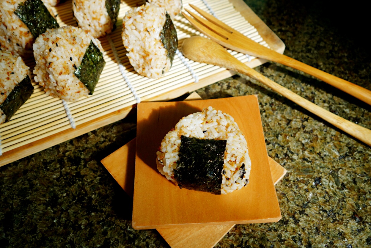 海苔肉松饭团