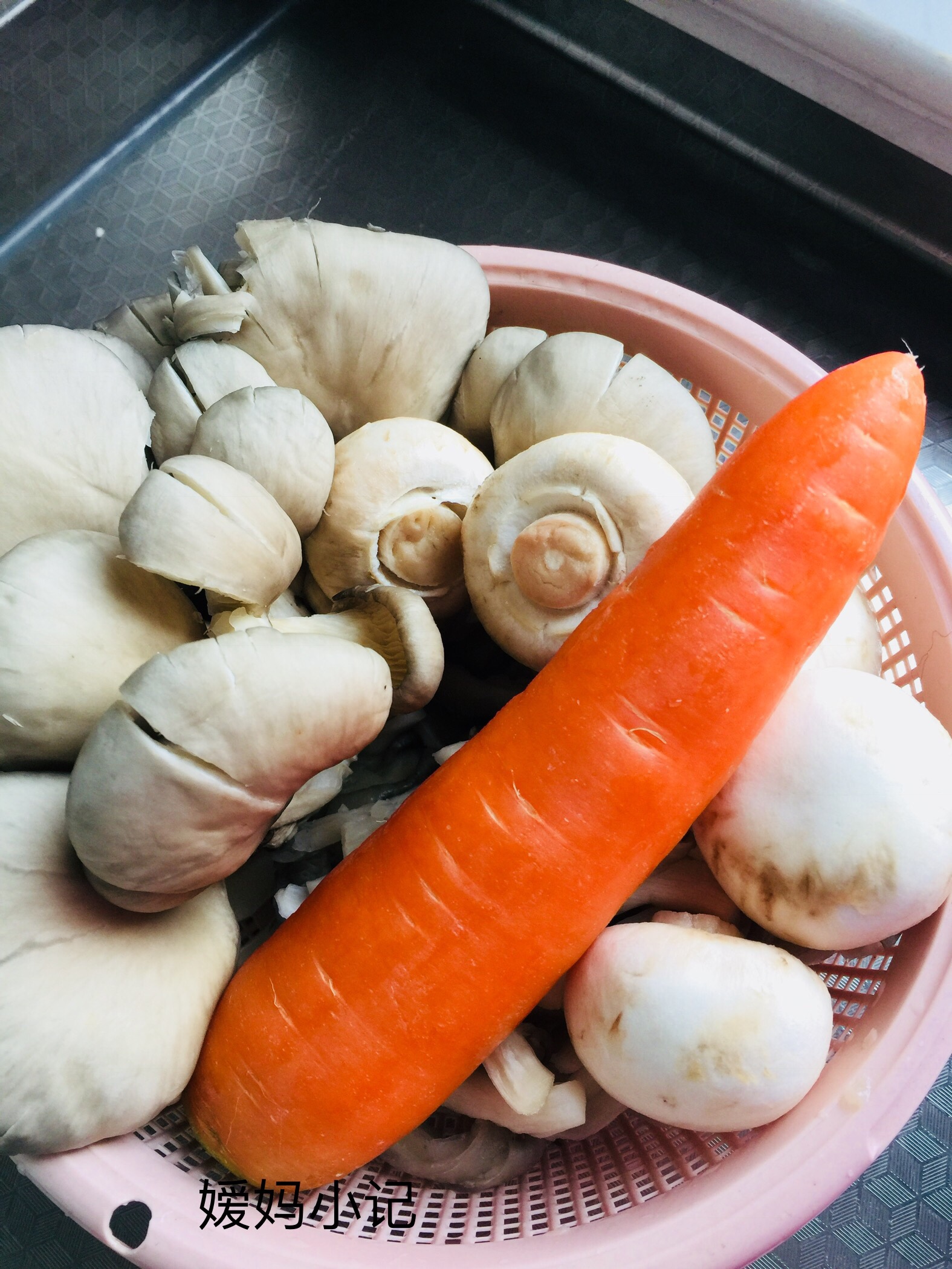 胡萝卜🥕菌菇🍄汤的做法 步骤1