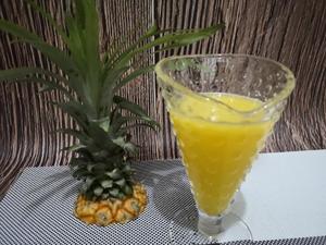 夏日解暑饮品--蜂蜜菠萝汁的做法 步骤1
