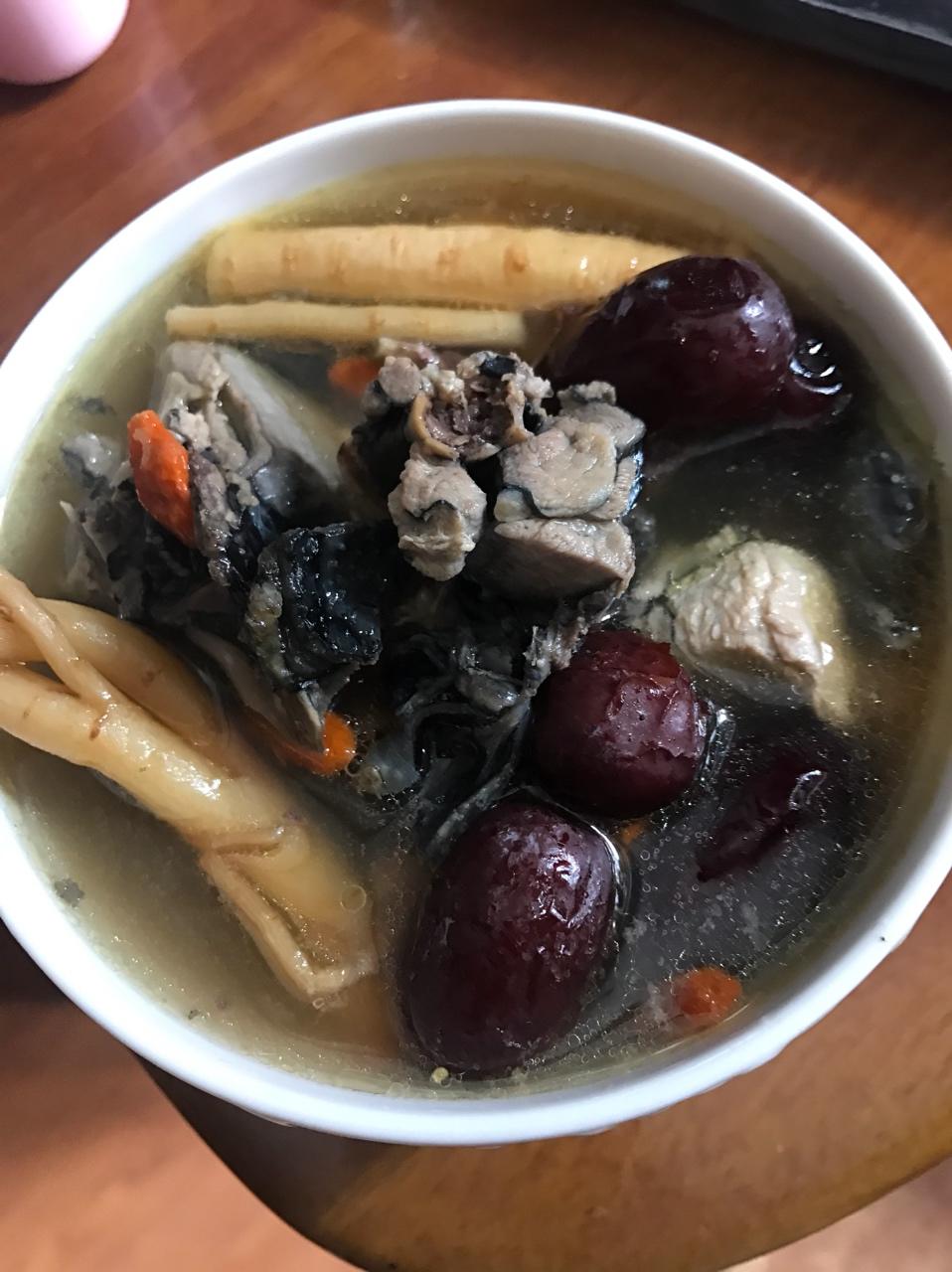 coco可可啦做的当归黄芪红枣炖乌鸡汤