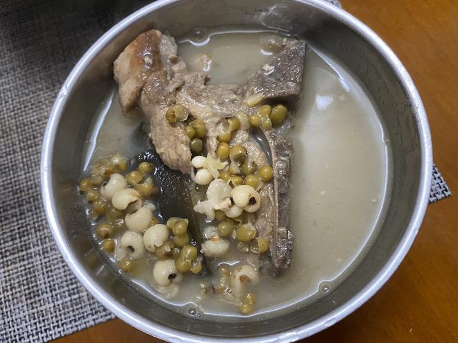 祛湿清热下火的猪骨海带绿豆薏仁汤的做法