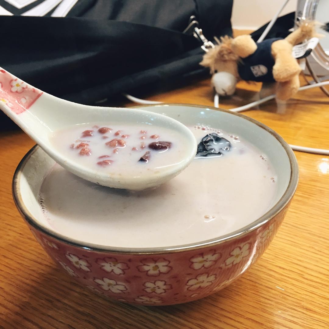 红枣红豆薏仁牛奶粥